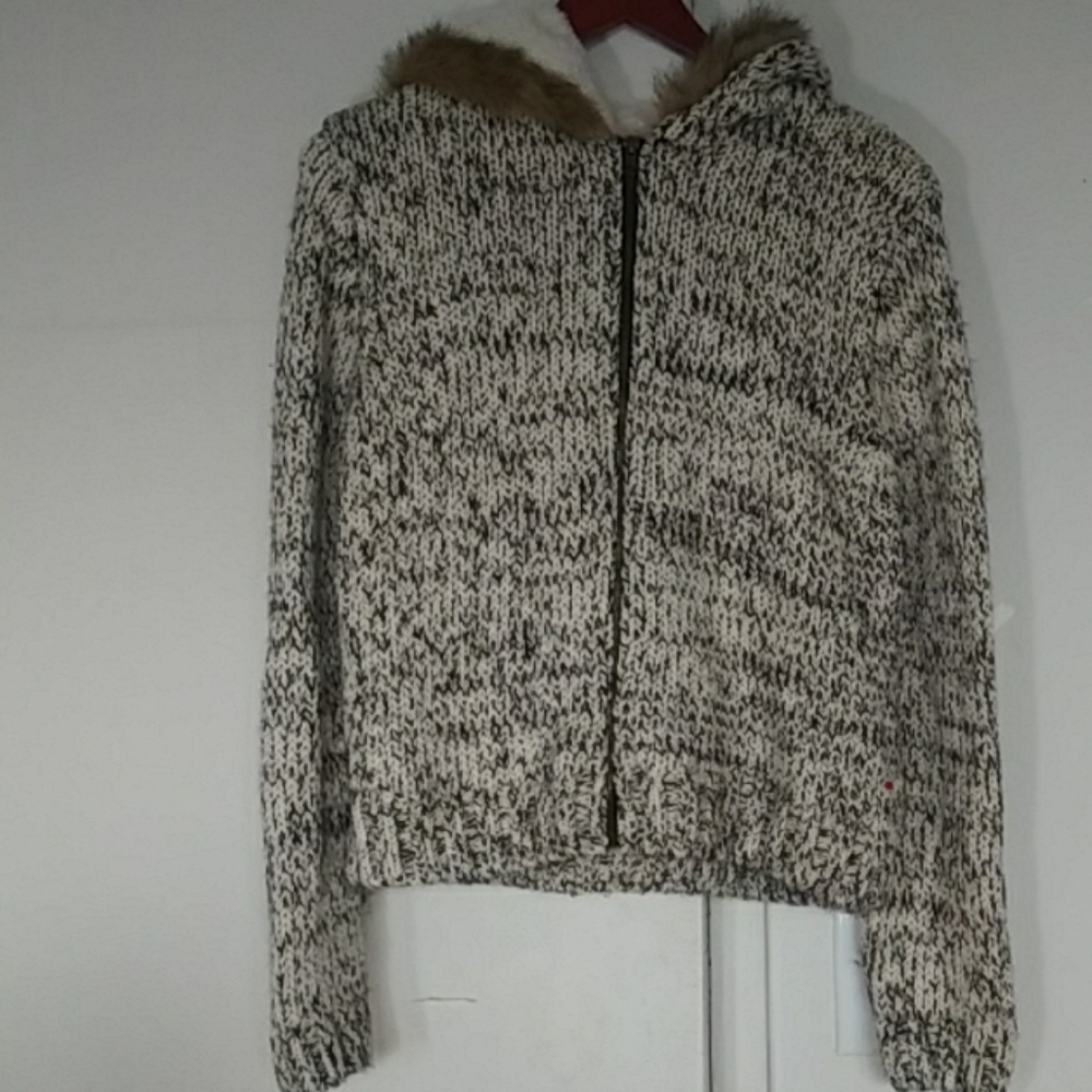 Sweater faux fur around hood